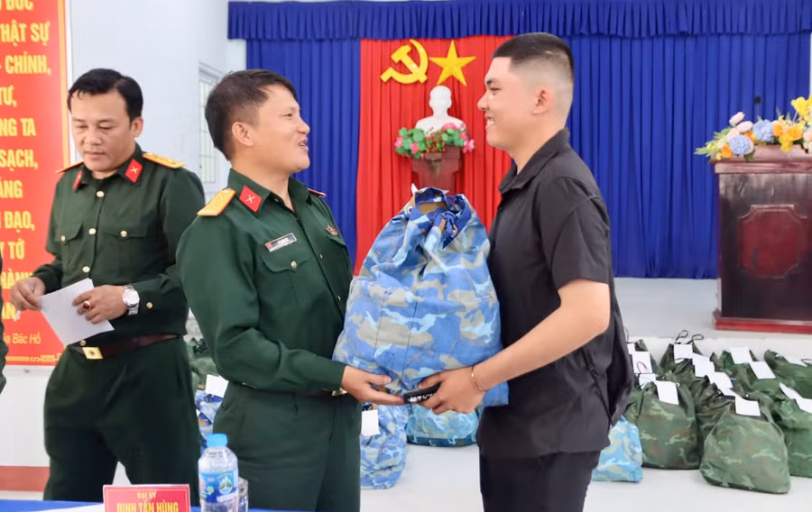 Chí Kiên nhận quân trang từ Trung tá Lê Đoàn Vũ, Chỉ huy trưởng Ban Chỉ huy Quân sự phường Bắc Cam Ranh.