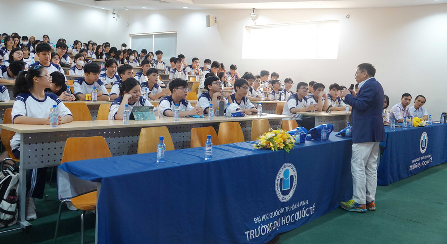 Học sinh THPT Hoàng Hoa Thám (TPHCM) lắng nghe bài nói chuyện từ GS Dương Nguyên Vũ, tháng 9/2025. Ảnh: Lê Nam doi-moi-tu-van-tuyen-sinh-2.jpg