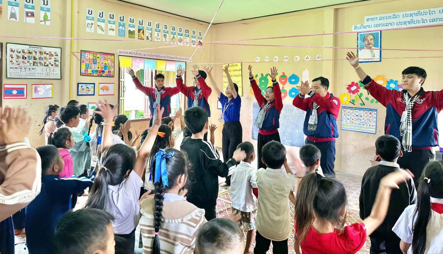 Đoàn tình nguyện giao lưu cùng các học sinh tại lớp học. Ảnh: NVCC dau-an-tuoi-tre-tu-dao-ngoc-den-xu-trieu-voi-5.jpg