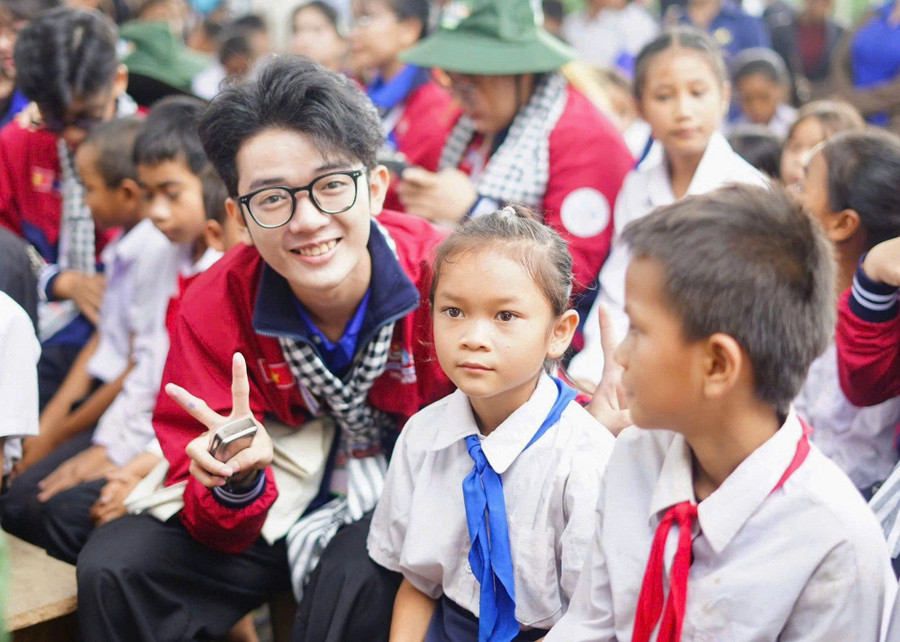 Duy Tân cùng các học sinh tại Lào. Ảnh: NVCC