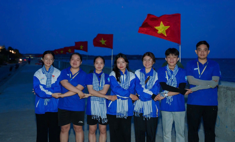 Trung Trí (thứ hai từ phải qua) cùng đồng đội tại tuyến đường cờ Tổ quốc. Ảnh: NVCC dau-an-tuoi-tre-tu-dao-ngoc-den-xu-trieu-voi-2.jpg