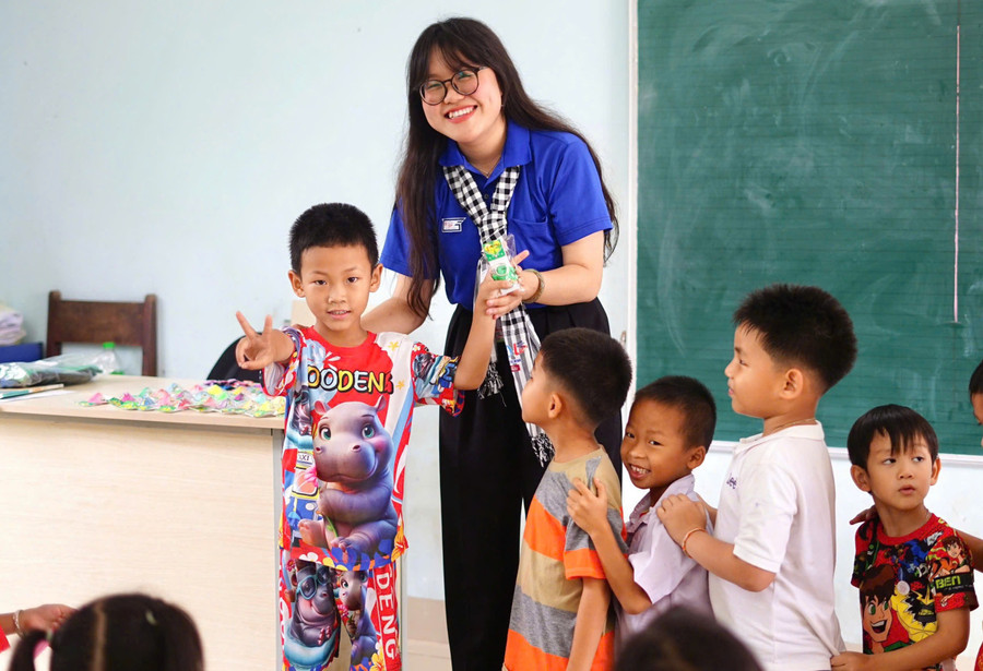 Tường Vy cùng các học sinh mình dạy tại Lào. Ảnh: NVCC dau-an-tuoi-tre-tu-dao-ngoc-den-xu-trieu-voi-1.jpg