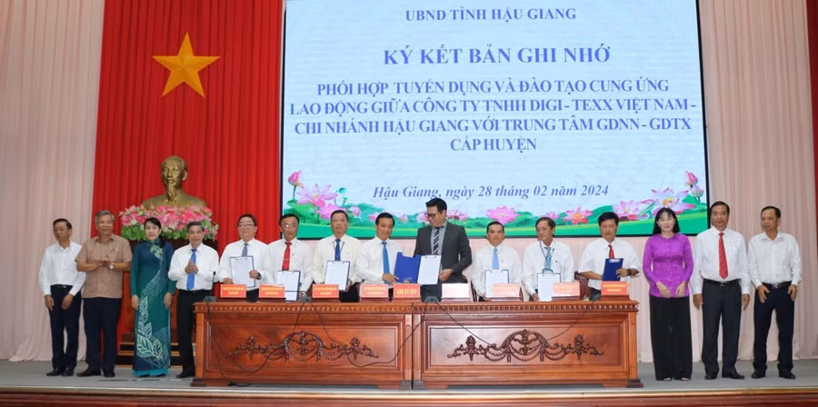 Công ty TNHH DIGI TEXX Việt Nam ký kết Biên bản ghi nhớ với các Trung tâm GDNN - GDTX trên địa bàn tỉnh Hậu Giang. Ảnh: CTV