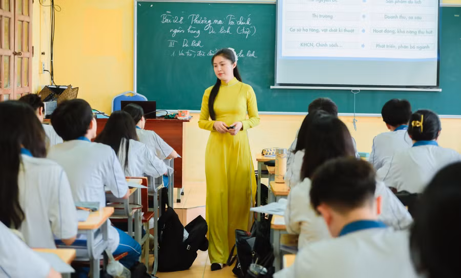 Cô, trò Trường THPT chuyên Nguyễn Trãi (Hải Phòng). Ảnh: NTCC