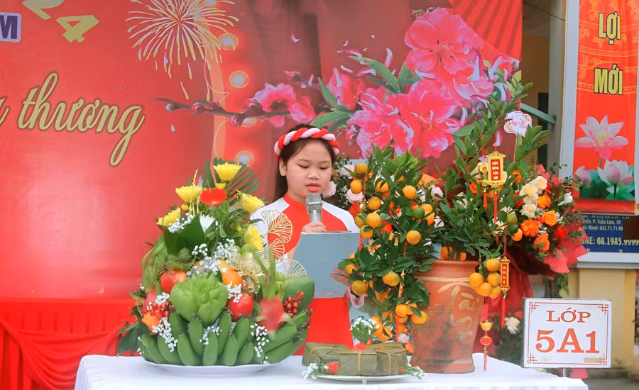 Học sinh giới thiệu mâm ngũ quả nhóm trình bày. Ảnh: Đ.C