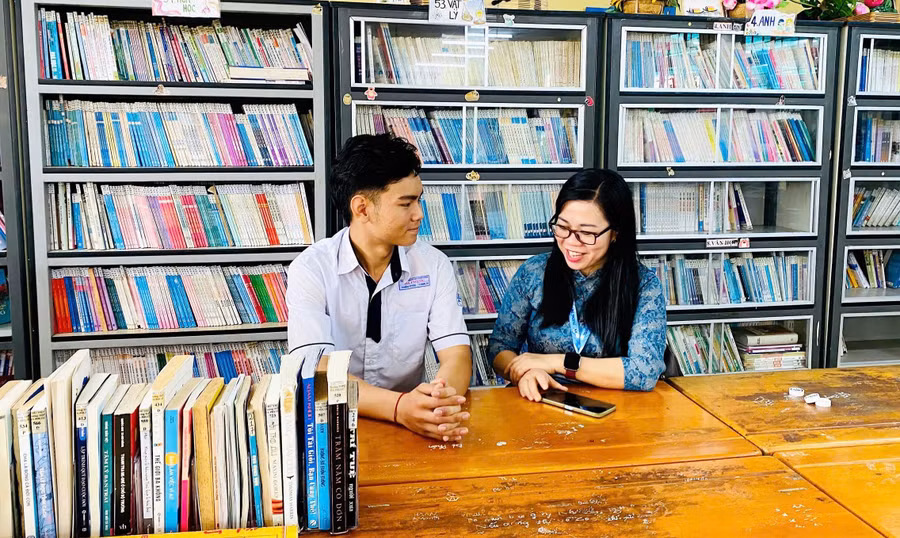 Học trò thay đổi tích cực khi được cô chủ nhiệm chia sẻ, động viên. Ảnh: Phạm Ngọc