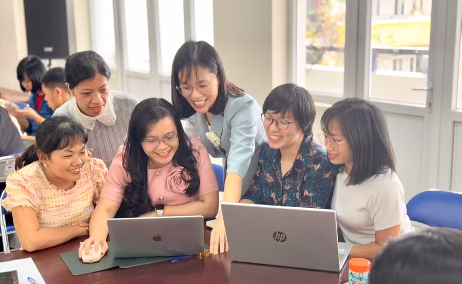 ThS Cao Hồng Huệ tập huấn giáo viên phát triển năng lực số cho học sinh. Ảnh: NVCC