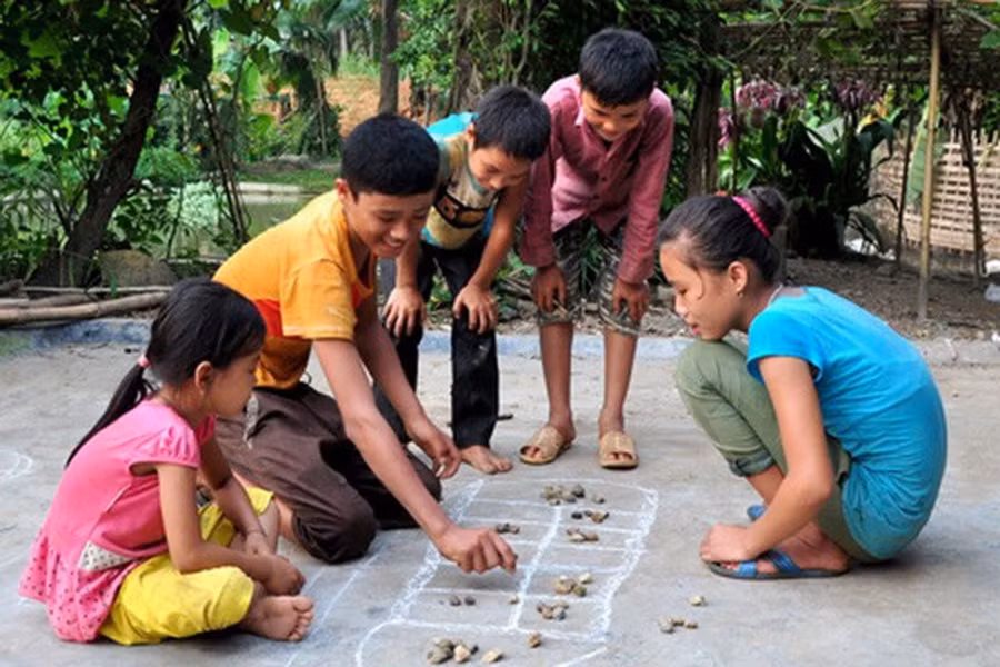 Tham gia trò chơi dân gian là một trong những hoạt động bổ ích cho trẻ trong mùa Hè. Ảnh minh họa: ITN.