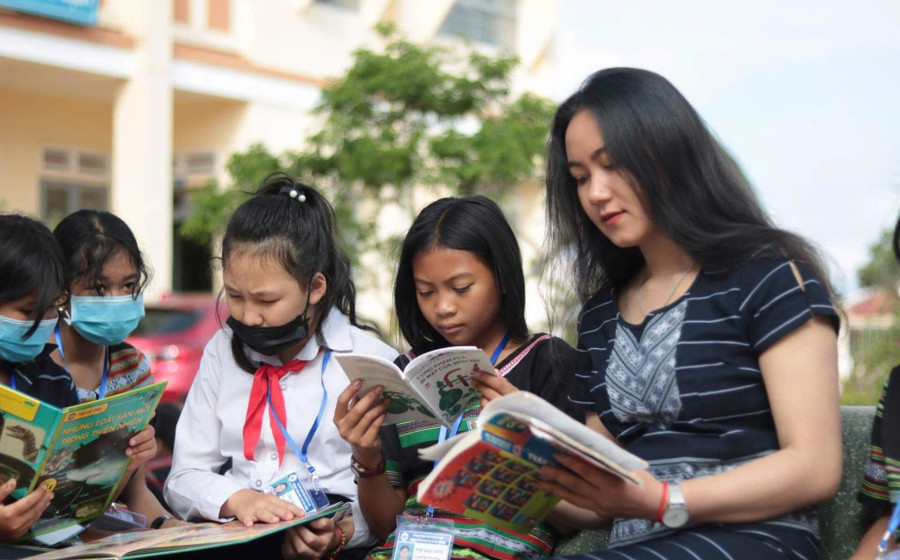 Cô giáo Ka Dúys cùng học sinh. Ảnh: Quốc Trường