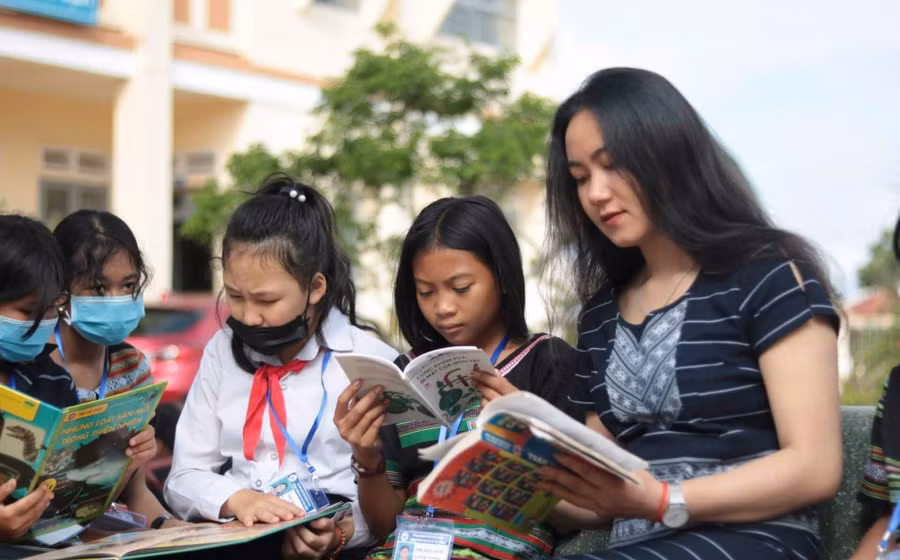 Cô giáo Ka Dúys cùng học sinh. Ảnh: Quốc Trường