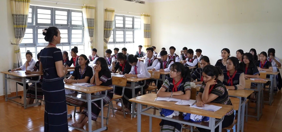 Cô giáo Ka Dúys dạy tiếng K’Ho miễn phí cho học trò. Ảnh: Quốc Trường co-giao-tre-mang-van-hoa-kho-vao-bai-giang-3.jpg