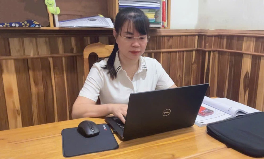 Cô Bùi Thị Cành luôn học hỏi, tìm hiểu để đổi mới phương pháp trong dạy học. Ảnh: NVCC co-giao-day-toan-bang-am-nhac-1.jpg