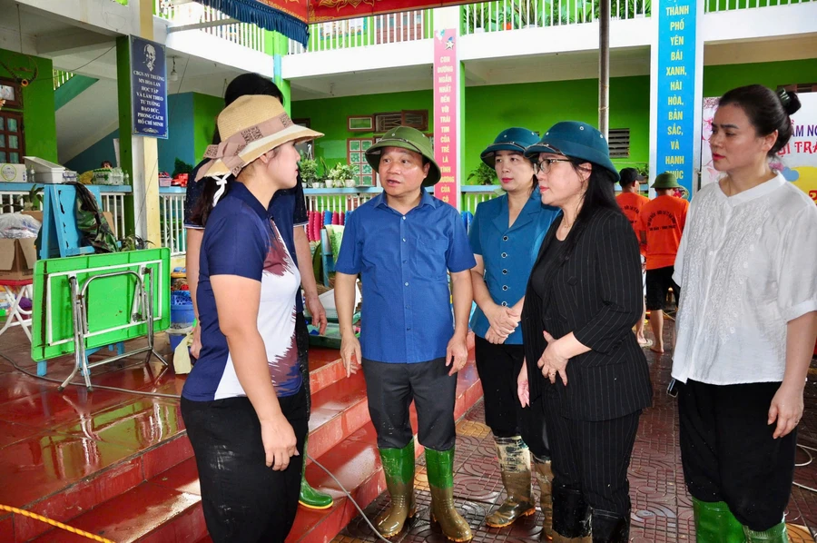 Thứ trưởng Nguyễn Thị Kim Chi trò chuyện với Hiệu trưởng Trường Mầm non Hoa Lan (TP Yên Bái, tỉnh Yên Bái). Ảnh: Minh Thu