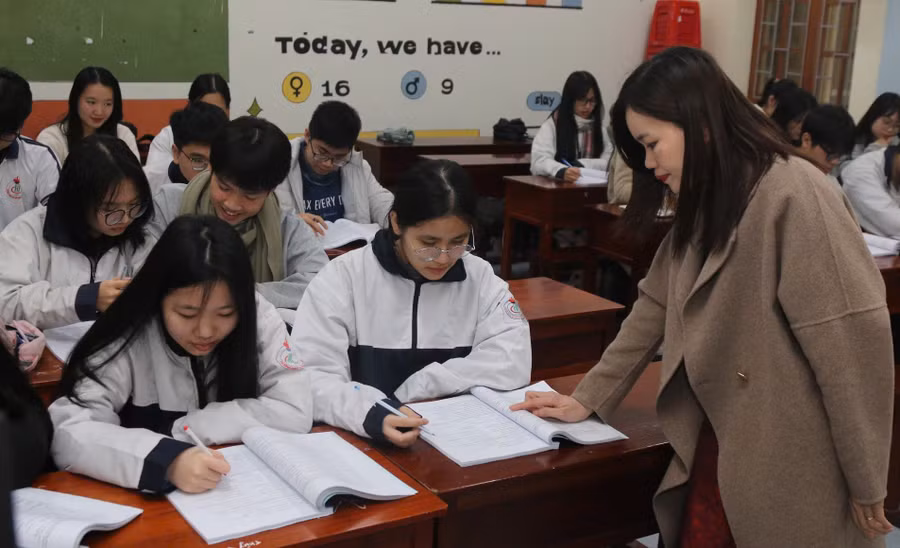 Cùng với rèn luyện kỹ năng, cô Kiều Thị Na - giáo viên chủ nhiệm lớp 11 Anh 1 thường xuyên tạo ra môi trường học tập vui vẻ, thoải mái cho học sinh.