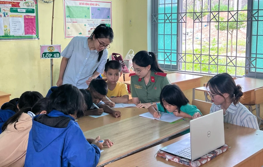 Lớp học tiếng Anh miễn phí bổ sung kiến thức cho học sinh và giúp các em có sân chơi lành mạnh.