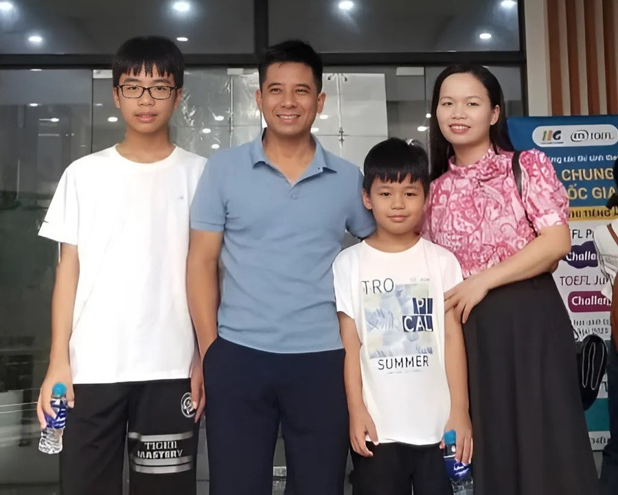 Uy Vũ chụp ảnh cùng gia đình khi ra Hà Nội tham dự vòng chung kết một cuộc thi tiếng Anh. Ảnh: T.C thanh-tich-an-tuong-cua-nam-sinh-vung-kho-3.jpg