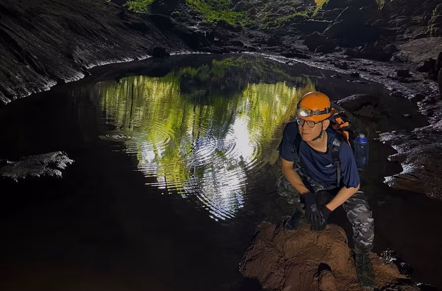 Võ Hoàng Phi tham quan thực tế tại hố sụt Kong (Quảng Bình). 
