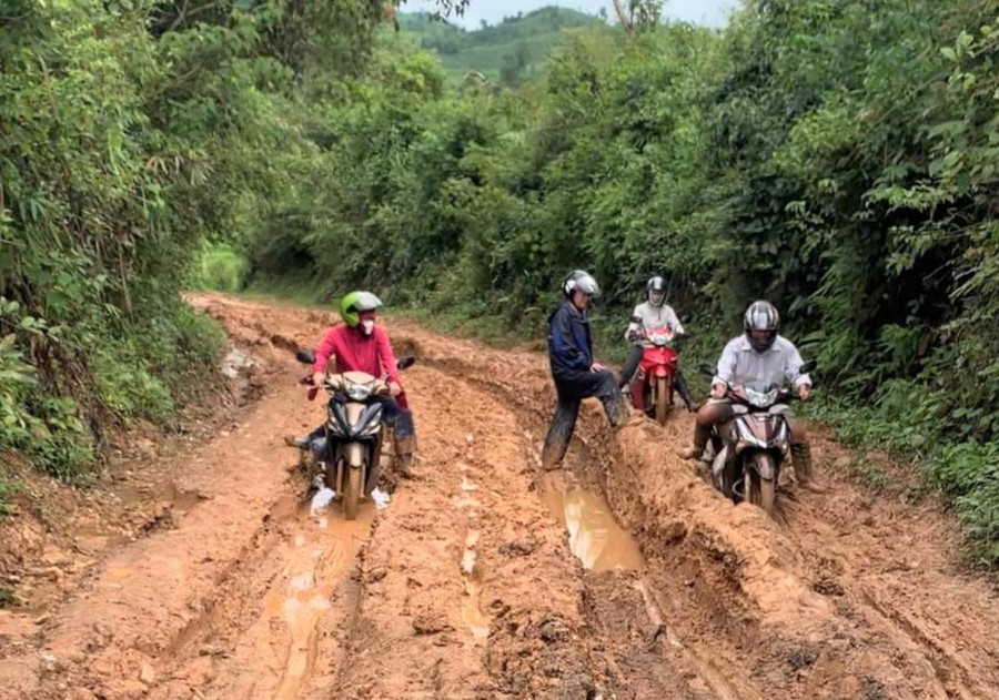 Đường đến trường lầy lội của giáo viên các trường trên địa bàn xã Pú Hồng (Điện Biên Đông, Điện Biên).