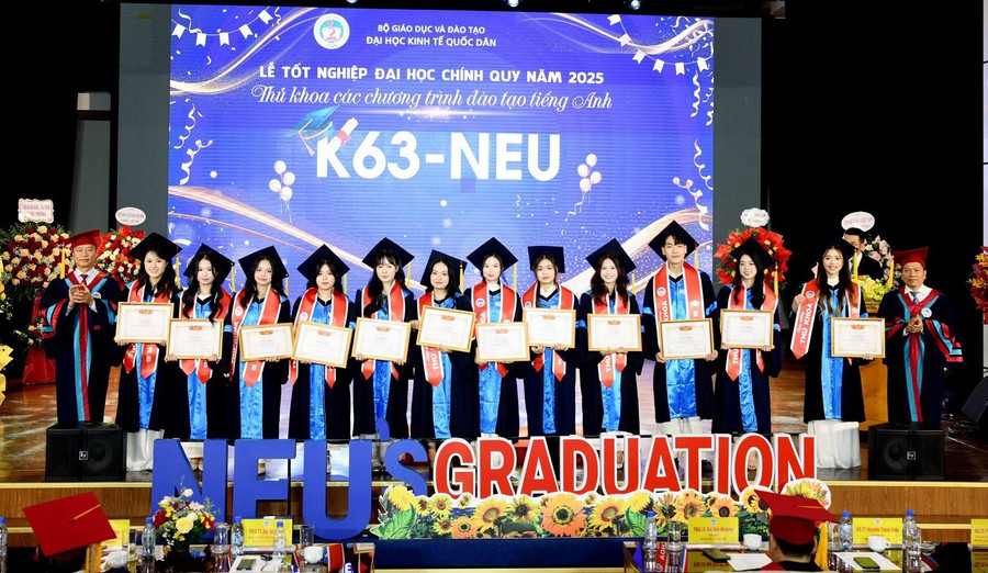 Lãnh đạo Đại học Kinh tế Quốc dân trao giấy khen và tặng hoa cho thủ khoa các ngành, chương trình đào tạo tại Lễ tốt nghiệp hồi cuối tháng 8/2025. Ảnh: Website nhà trường