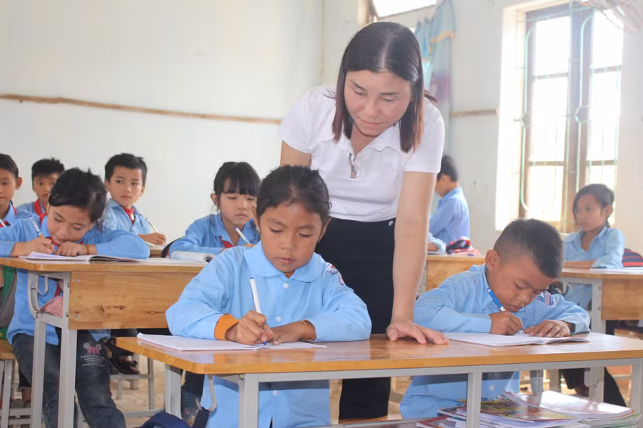 Giáo viên Trường Tiểu học Hương Liên (xã Phúc Trạch, Hà Tĩnh). Ảnh minh họa