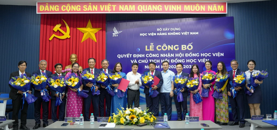 Lễ công bố quyết định công nhận Hội đồng Học viện Hàng không Việt Nam nhiệm kỳ 2025 - 2030. Ảnh: HVHK tu-chu-dai-hoc-2.jpg