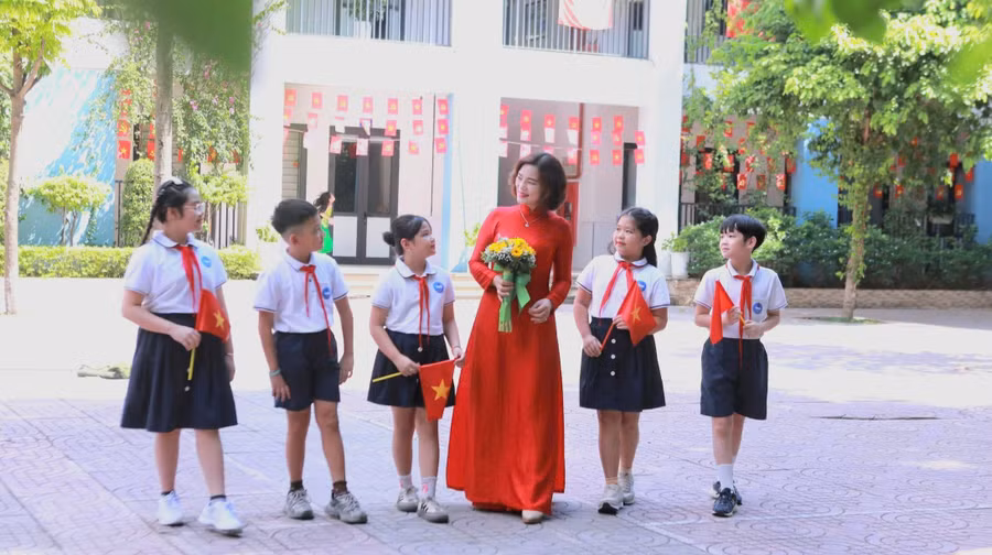 Cô trò Trường Tiểu học Lý Thường Kiệt (phường Văn Miếu - Quốc Tử Giám, Hà Nội). Ảnh: Đình Tuệ