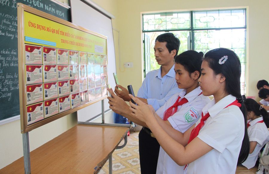Học sinh Trường Tiểu học Thanh Hưng trải nghiệm hệ thống lập trình Scratch. Ảnh: Minh Đức pho-cap-tri-tue-nhan-tao-cho-nha-giao-vung-cao-1.jpg