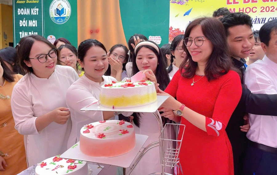 Bà Phan Thị Hằng Hải và học sinh Trường THPT Kim Ngọc, Vĩnh Phúc trong lễ bế giảng năm học 2024 - 2025. Ảnh: Khôi Nguyên