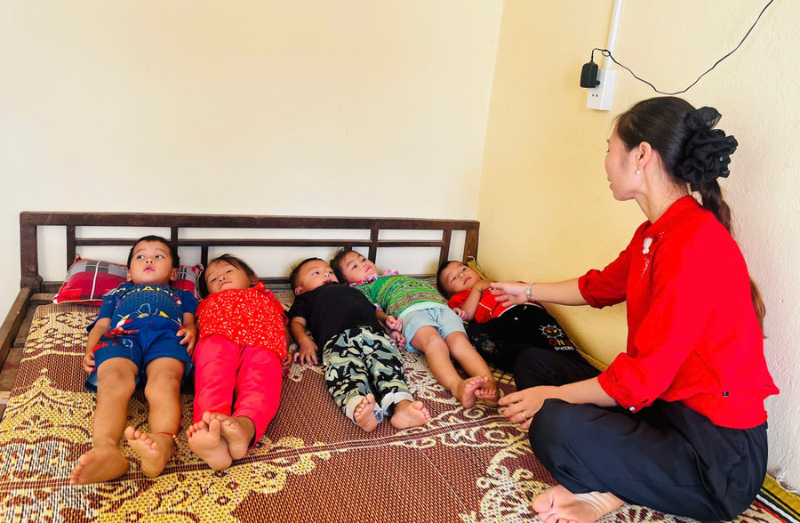Cô giáo kiêm bảo mẫu khi bố mẹ đi rẫy, buổi trưa không đến đón được. hanh-trinh-dua-tre-3-tuoi-den-truong-o-vung-cao-thanh-hoa-1.jpg