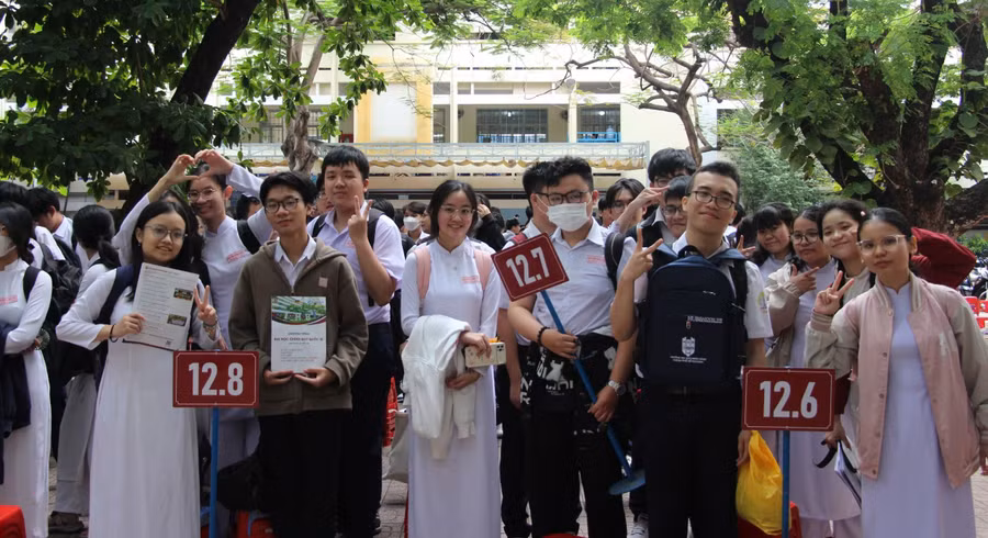 Học sinh Trường THPT Nguyễn Công Trứ (Gò Vấp, TPHCM) trong buổi tư vấn hướng nghiệp tại trường. Ảnh: L.N