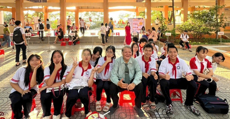 Ông Trần Anh Tuấn - Phó Chủ tịch Hội Giáo dục Nghề nghiệp TPHCM tư vấn hướng nghiệp cho học sinh. Ảnh: L.N doanh-nghiep-bat-tay-truong-nghe-1.jpg