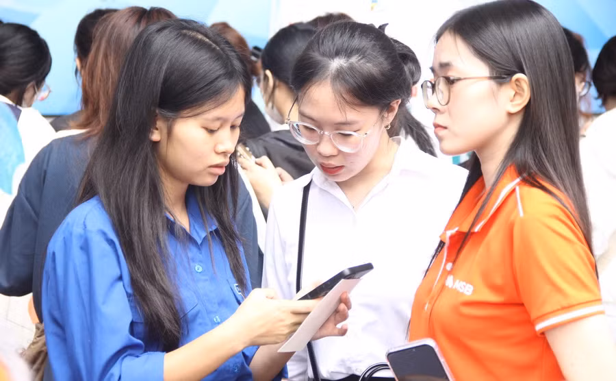 Doanh nghiệp tư vấn cho sinh viên tại Ngày hội việc làm của Trường Đại học Sư phạm Nghệ thuật Trung ương. Ảnh: TG