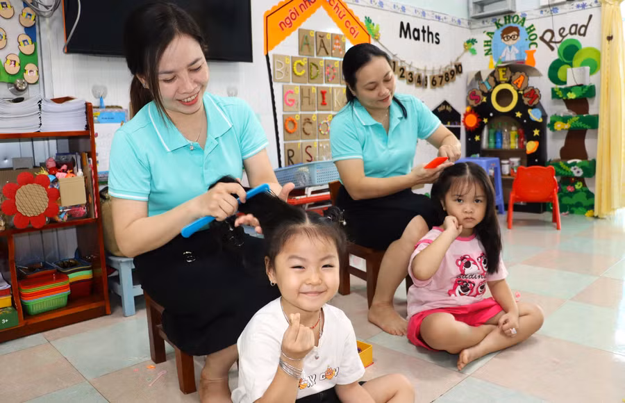 Cô và trò Trường Mầm non Hương Tràm (Tân Thành, Cà Mau). Ảnh: Quách Mến
