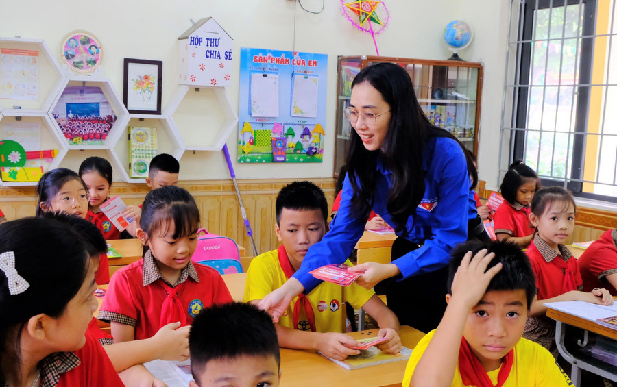 Tuyên truyền về Luật Bảo hiểm y tế cho học sinh Trường Tiểu học Cửa Nam 1 (phường Thành Vinh, Nghệ An). Ảnh: Hồ Lài bao-hiem-y-te-moi-cho-hoc-sinh-sinh-vien2.jpg