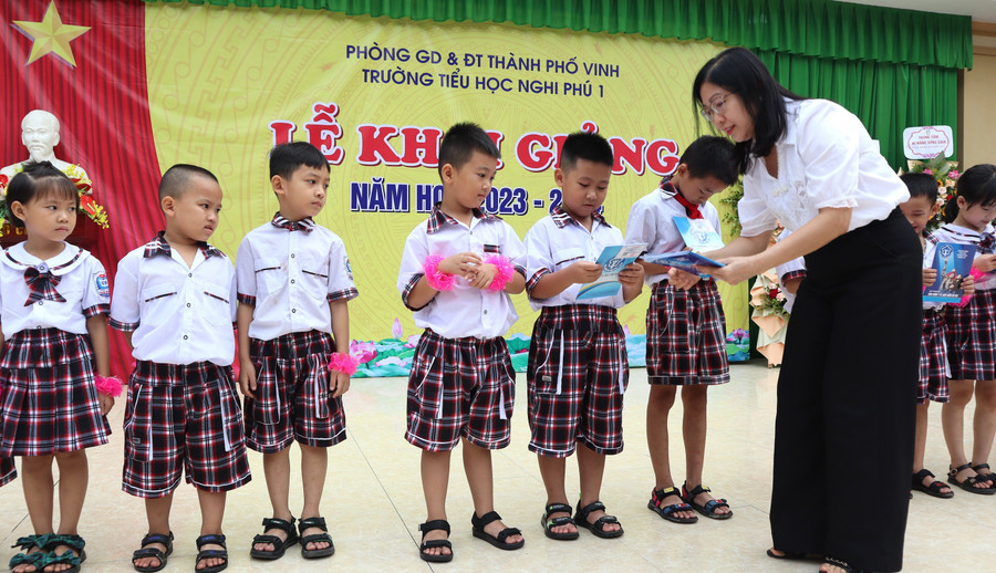 Trao tặng thẻ Bảo hiểm y tế cho học sinh Trường Tiểu học Nghi Phú 1 (phường Vinh Phú, Nghệ An). Ảnh: NTCC bao-hiem-y-te-moi-cho-hoc-sinh-sinh-vien1.jpg
