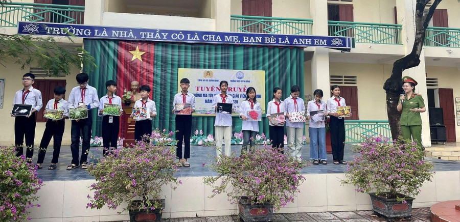Học sinh Trường THCS Quỳnh Bảng (Quỳnh Anh, Nghệ An) được giới thiệu nhận biết các chất cấm qua hình ảnh. la-chan-mem-day-lui-bao-luc-ma-tuy-hoc-duong-1.jpg