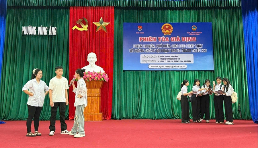 TAND Hà Tĩnh tổ chức phiên tòa giả định tại Trường THPT Lê Quảng Chí (Hà Tĩnh). la-chan-mem-day-lui-bao-luc-ma-tuy-hoc-duong-2.jpg