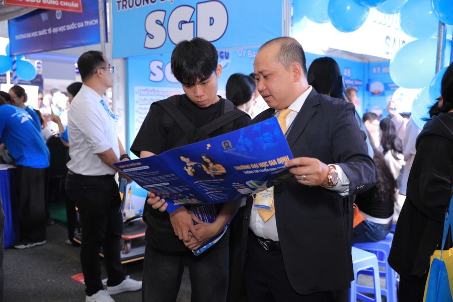 TS Mai Đức Toàn, Trường Đại học Gia Định tại một buổi tư vấn tuyển sinh hướng nghiệp cho học sinh. Ảnh: NVCC