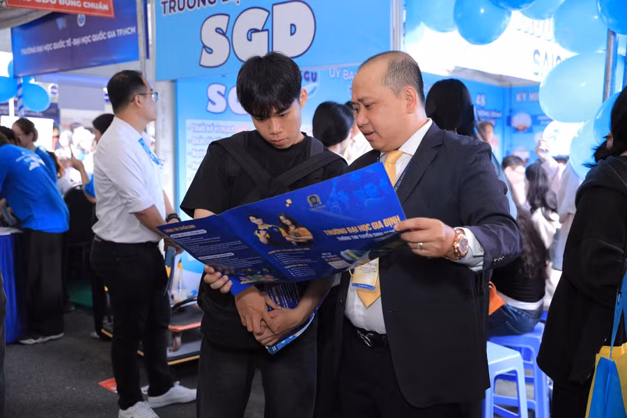 TS Mai Đức Toàn, Trường Đại học Gia Định tại một buổi tư vấn tuyển sinh hướng nghiệp cho học sinh. Ảnh: NVCC