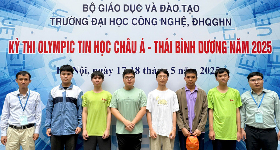 Đức Dũng (thứ 3 từ phải sang) cùng các thầy giáo và bạn trong đội tuyển Olympic Tin học. Ảnh: UET trai-nghiem-khong-bien-gioi-cua-chang-trai-dam-me-khoa-hoc-1.jpg