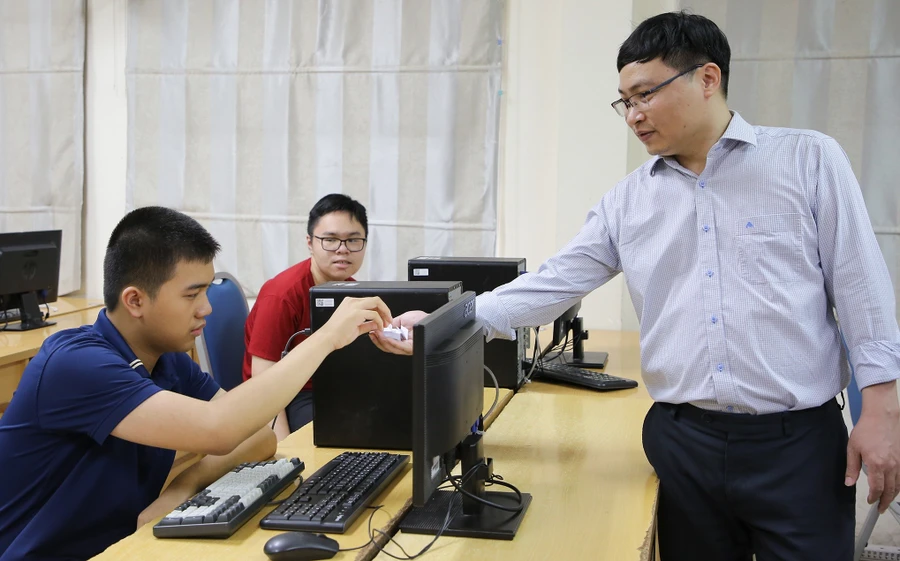 Đức Dũng trong buổi thi Olympic Tin học châu Á - Thái Bình Dương năm 2025. Ảnh: UET