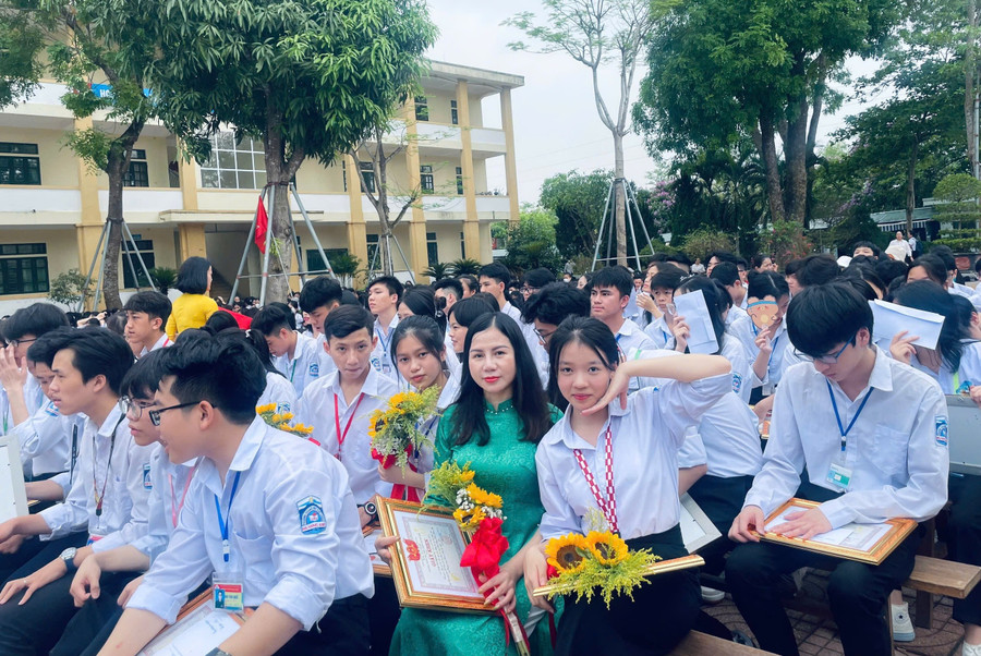 Cô Lê Thị Tâm và học trò Trường THPT Hương Khê (Hà Tĩnh). Ảnh: NVCC