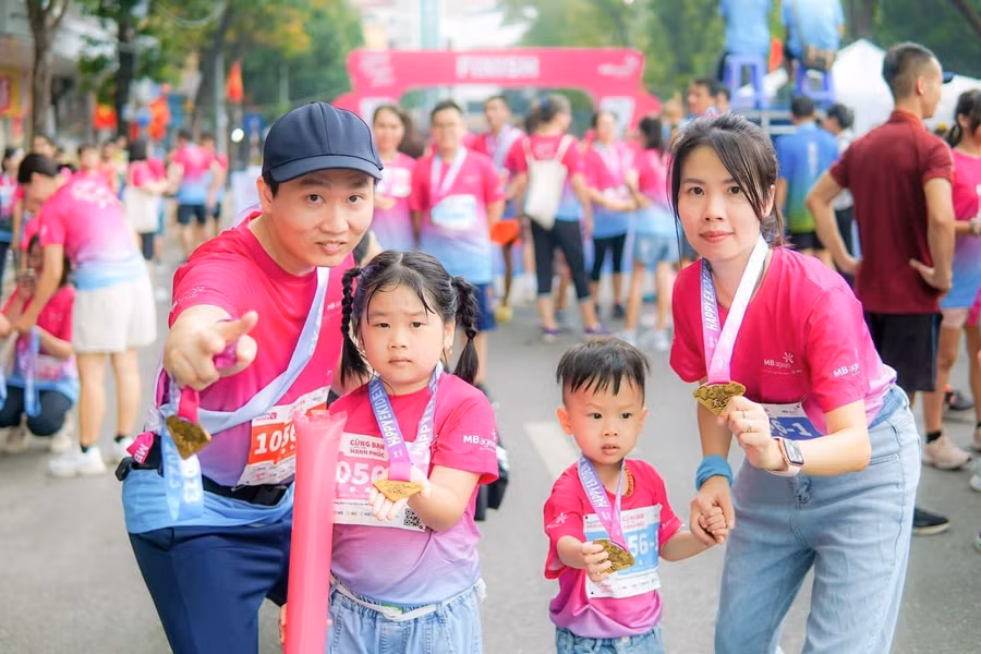 Gia đình anh Nguyễn Hải Đăng nuôi dạy cả 2 con theo phương pháp “mỗi người một ngôn ngữ”. 