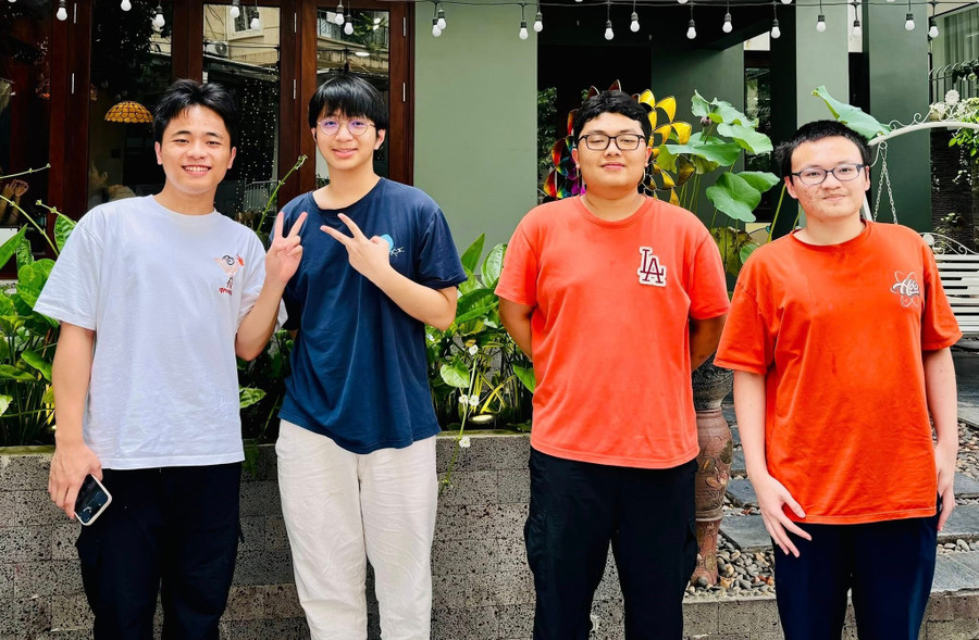 Đội tuyển Olympic Hóa học quốc tế năm 2025: Quang Minh, Mạnh Tuấn, Giang Đức Dũng, Hoàng Khôi (từ bên trái qua).