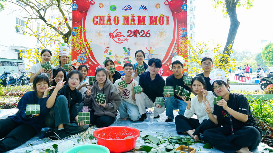 Sinh viên tại Ký túc xá Đại học Quốc gia TPHCM gói bánh chưng, bánh tét, chào đón năm mới. Ảnh: Lâm Ngọc