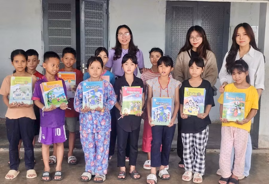 tu sach dung chung tiep suc tro ngheo (1).jpg