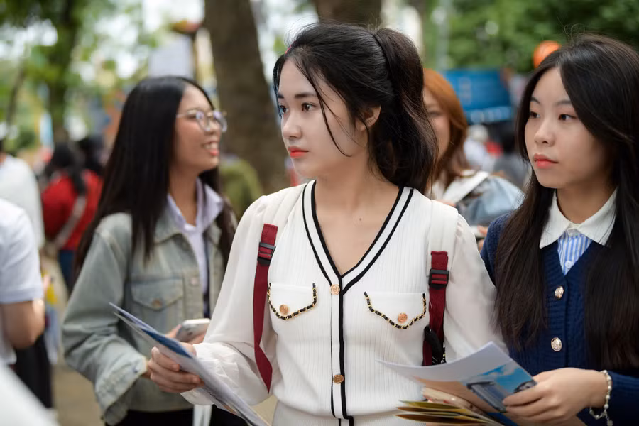 Thí sinh tham dự tư vấn tuyển sinh, hướng nghiệp năm 2025. Ảnh: Nam Trần