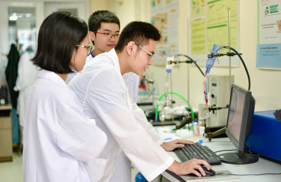 Giờ thực hành của sinh viên Trường Đại học Khoa học và Công nghệ Hà Nội. Ảnh: NTCC