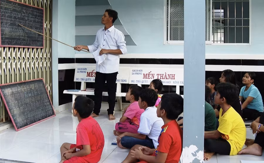 Thầy giáo Thạch Kên và những học trò tại lớp học đặc biệt của mình. 