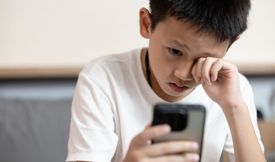 Trẻ có nguy cơ bắt gặp nội dung xấu, không phù hợp với lứa tuổi khi sử dụng Internet. Ảnh minh họa. giup-con-dung-mang-xa-hoi-an-toan-1.jpg